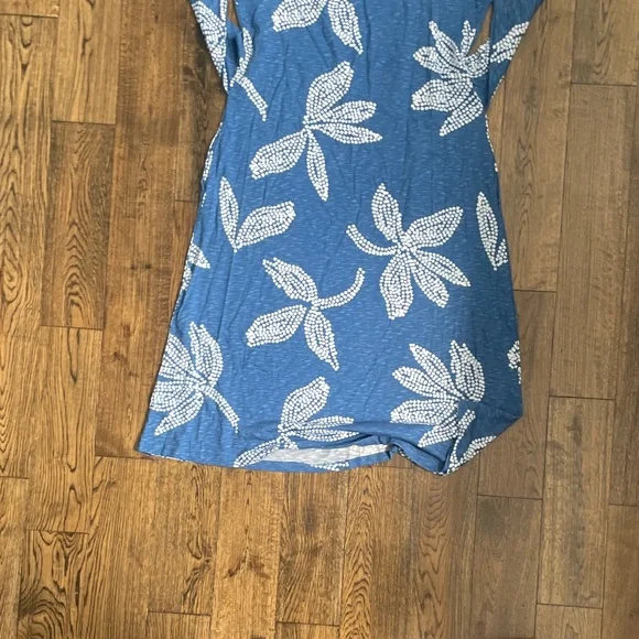 Elegant Blue and White Midi Dress - Picture 10 of 10